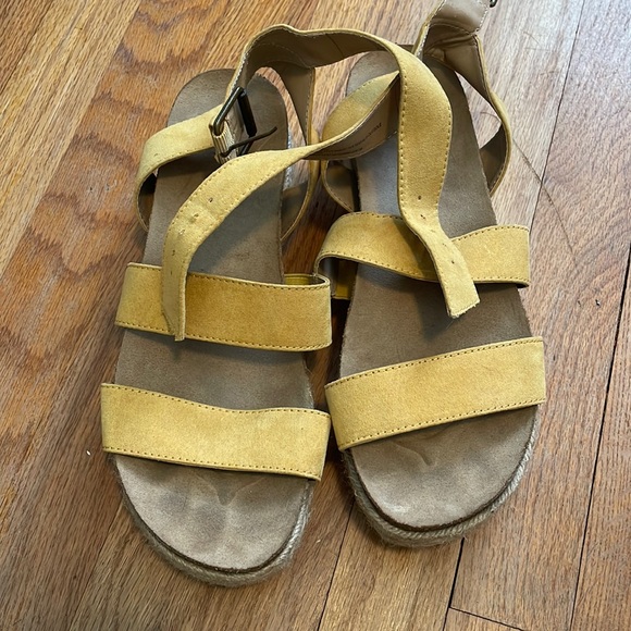 Universal Thread Yellow Platform Sandals Size 9.5 - Picture 1 of 4